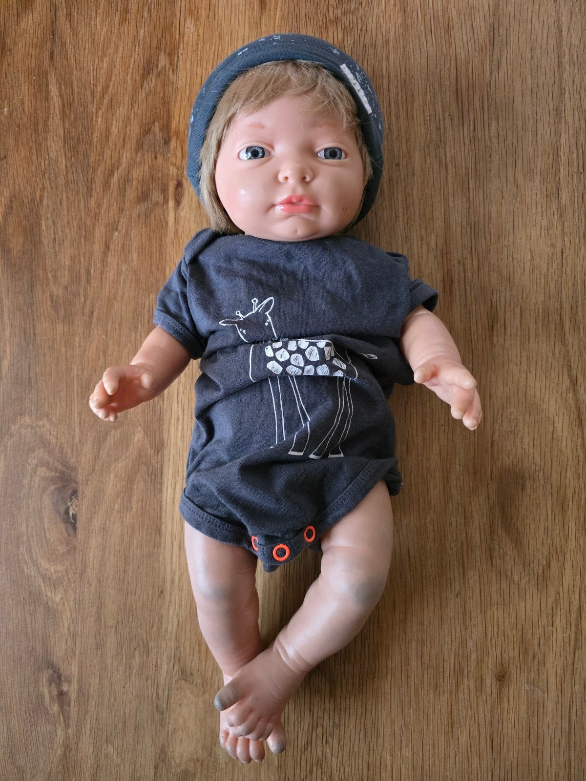 Realistische babypop jongen met blond haar en kleding, Ophalen of Verzenden, Gebruikt, Babypop