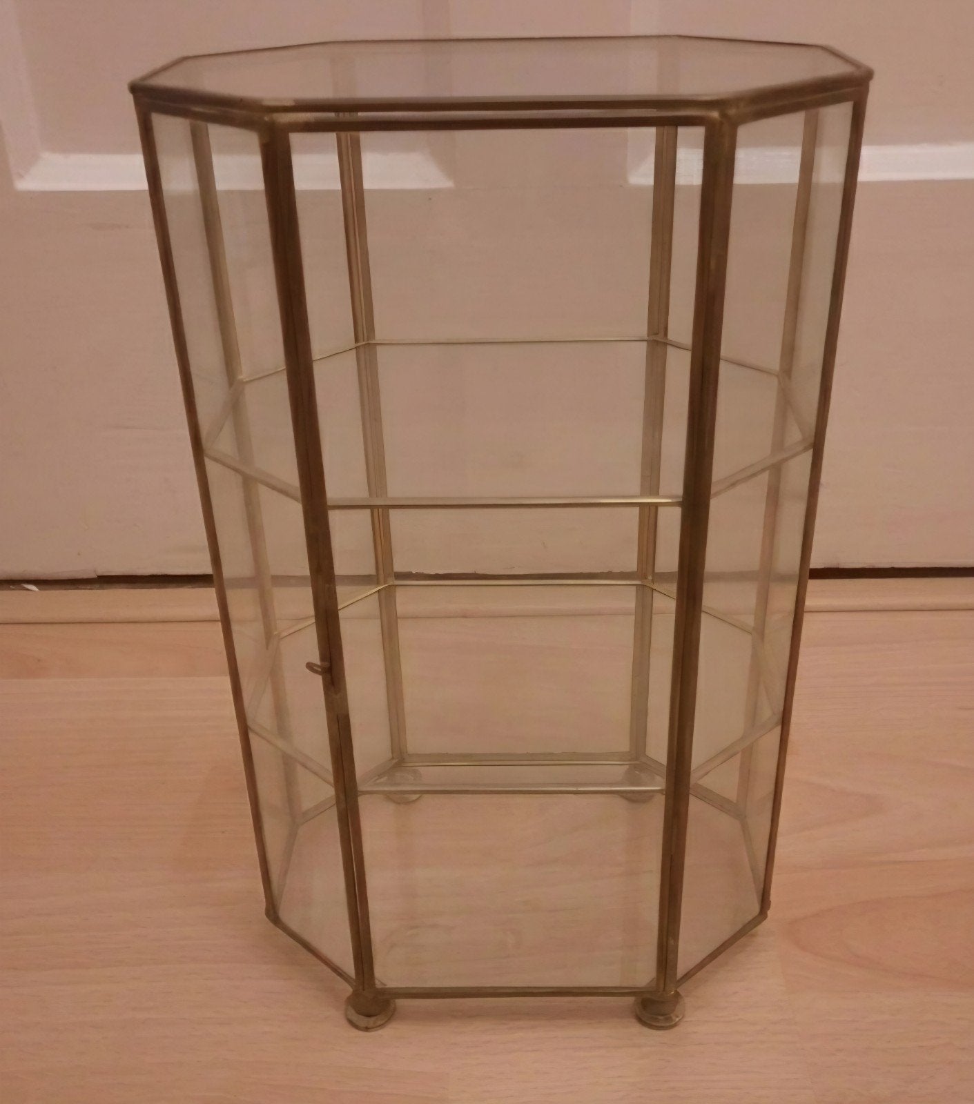 Glazen vitrinekastje met messing frame, Ophalen