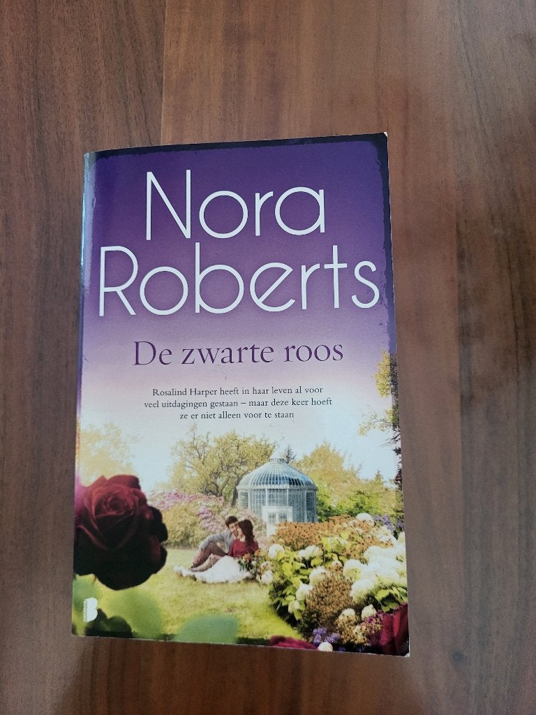 De zwarte roos, Ophalen of Verzenden, Zo goed als nieuw, Nora Roberts
