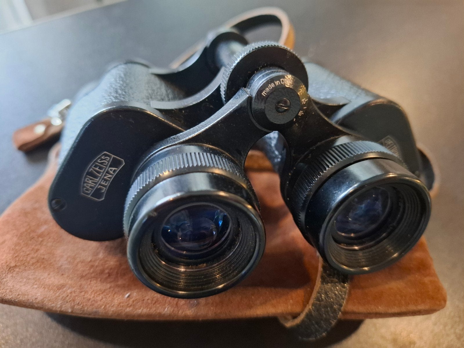 Carl Zeiss Jena Deltrintem 8x30 verrekijker DDR, Zo goed als nieuw, 8 tot 12x, Met hoes of tas, Porro (met knik)