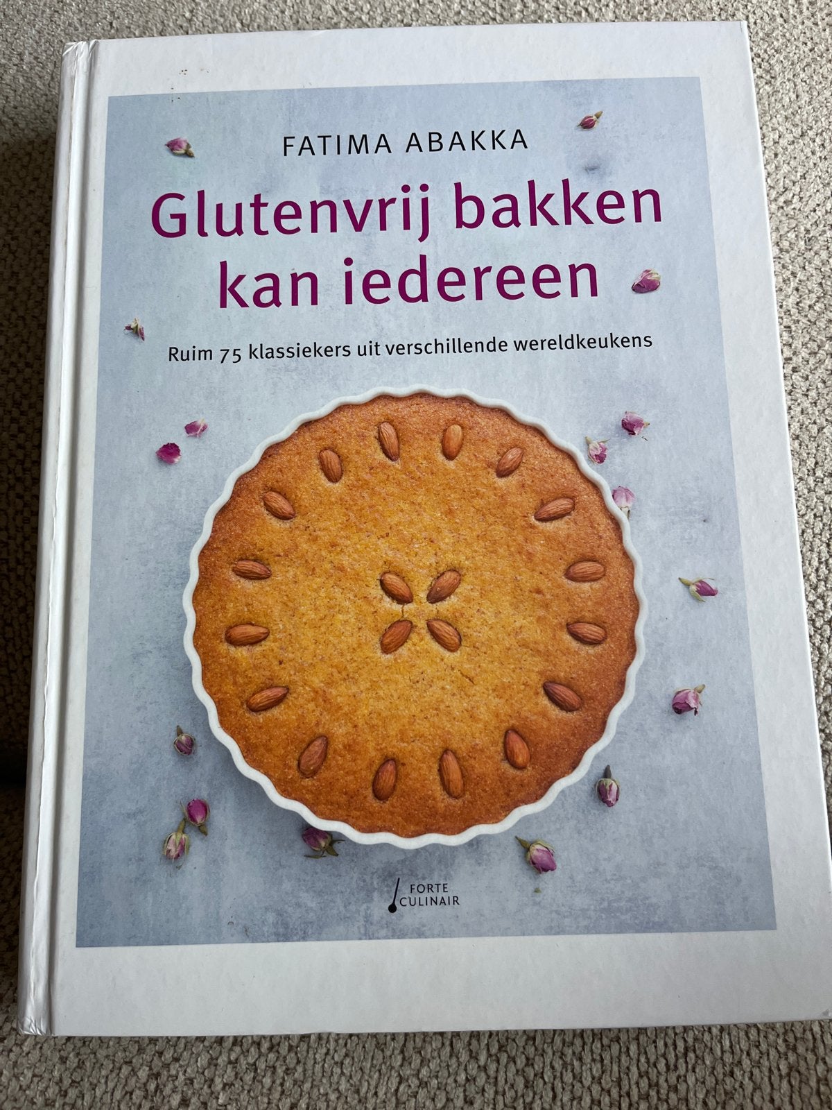 Glutenvrij bakken kan iedereen - Fatima Abakka, Ophalen of Verzenden, Zo goed als nieuw, Gezond koken, Taart, Gebak en Desserts