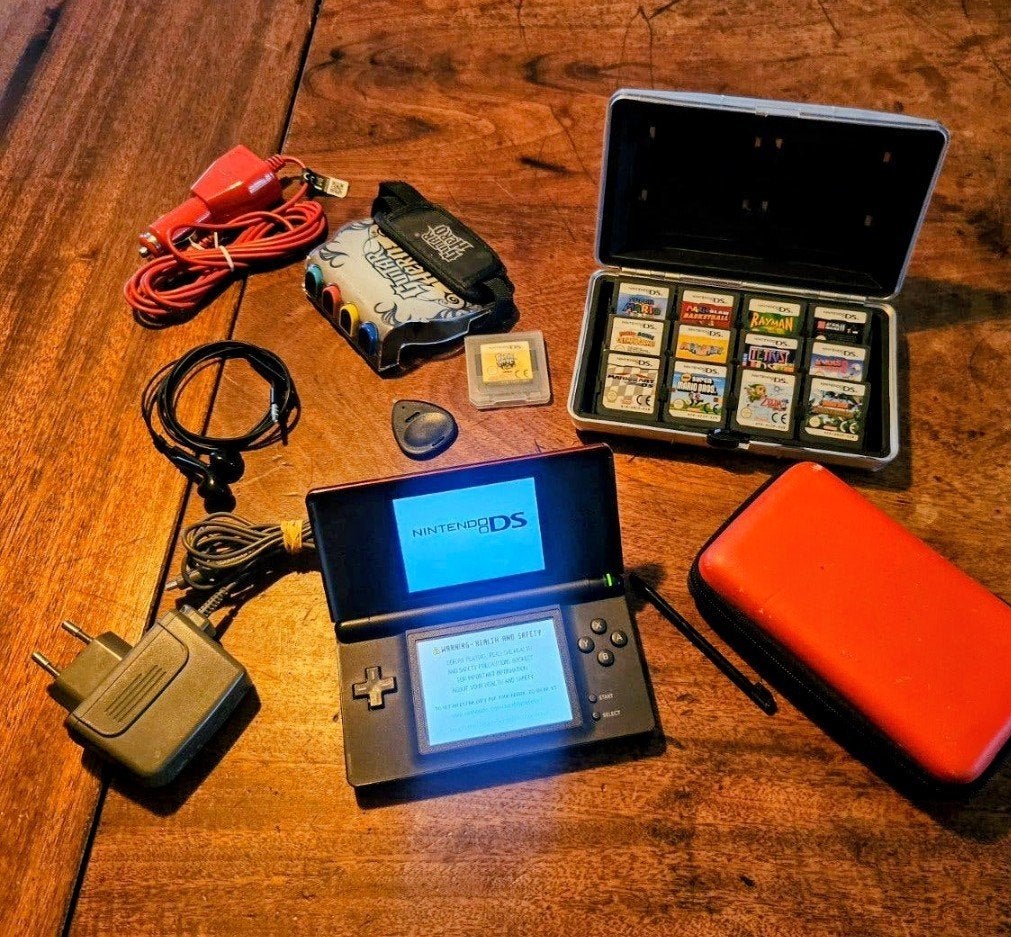 Nintendo DS Lite Crimson editie met 13 top games en extra's, Spelcomputers en Games, Met games, Ophalen of Verzenden, Zo goed als nieuw