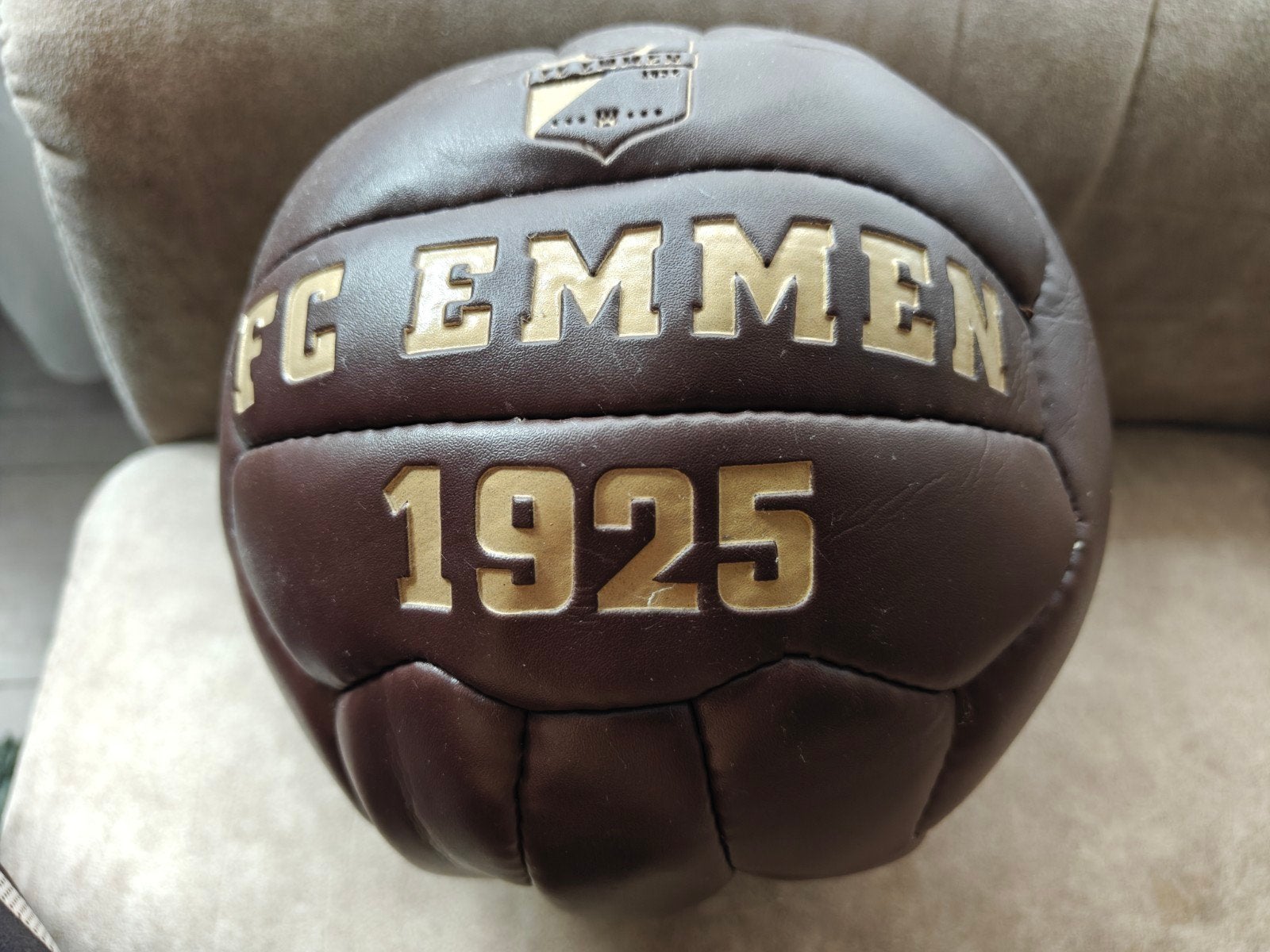 Retro FC Emmen Voetbal - Bruin Leer - Vintage Stijl, Ophalen