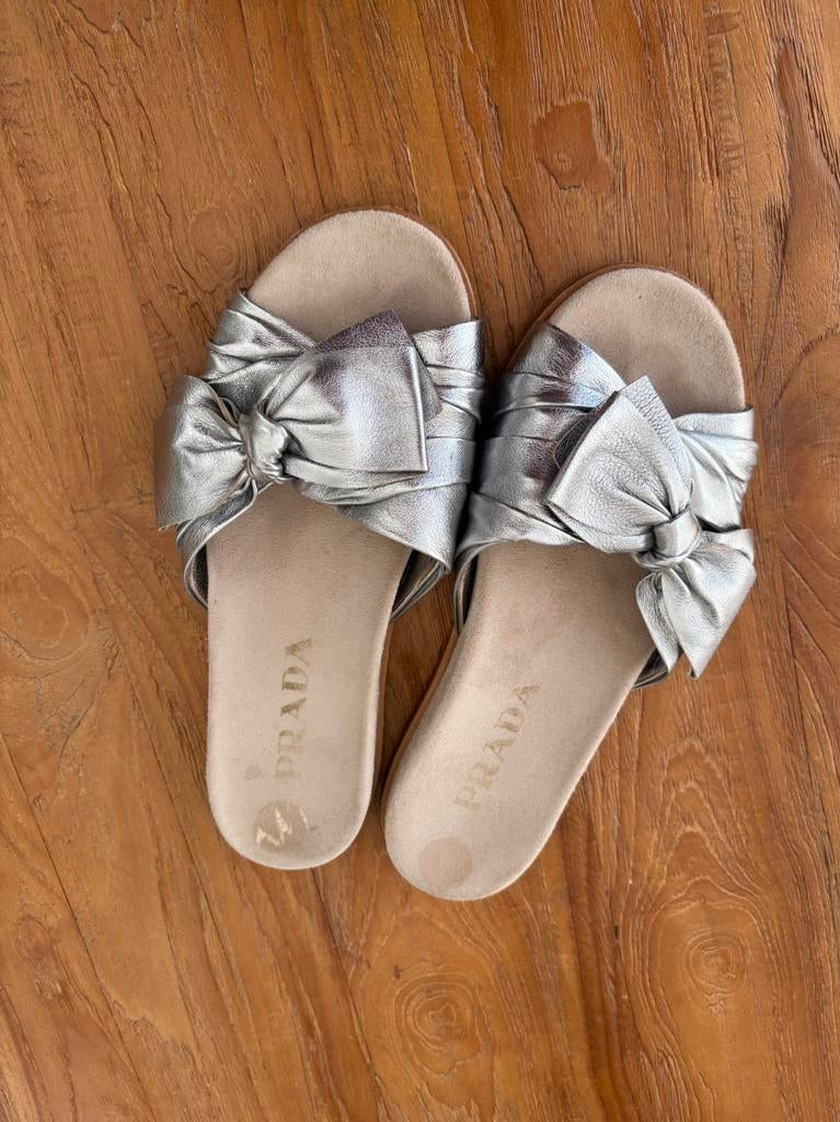 ZGAN zilveren leren slippers van Prada maat 38, Ophalen of Verzenden, Zo goed als nieuw, Overige kleuren, Sneakers of Gympen
