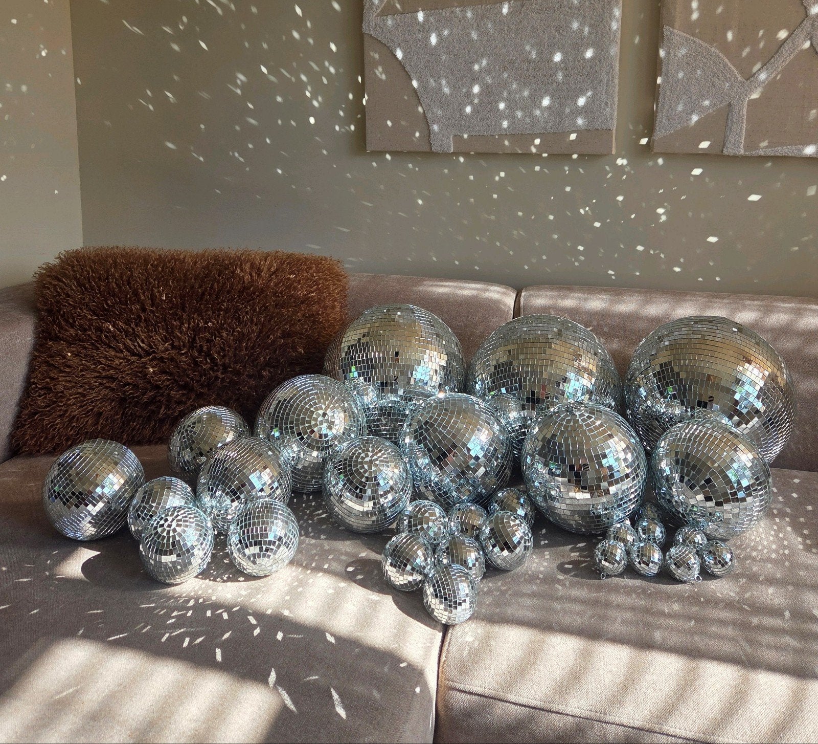 Te huur: 27 discoballen + welkomstbord (bruiloftsdecoratie), Hobby en Vrije tijd, Feestartikelen | Verhuur, Ophalen, Geboorte of Huwelijk