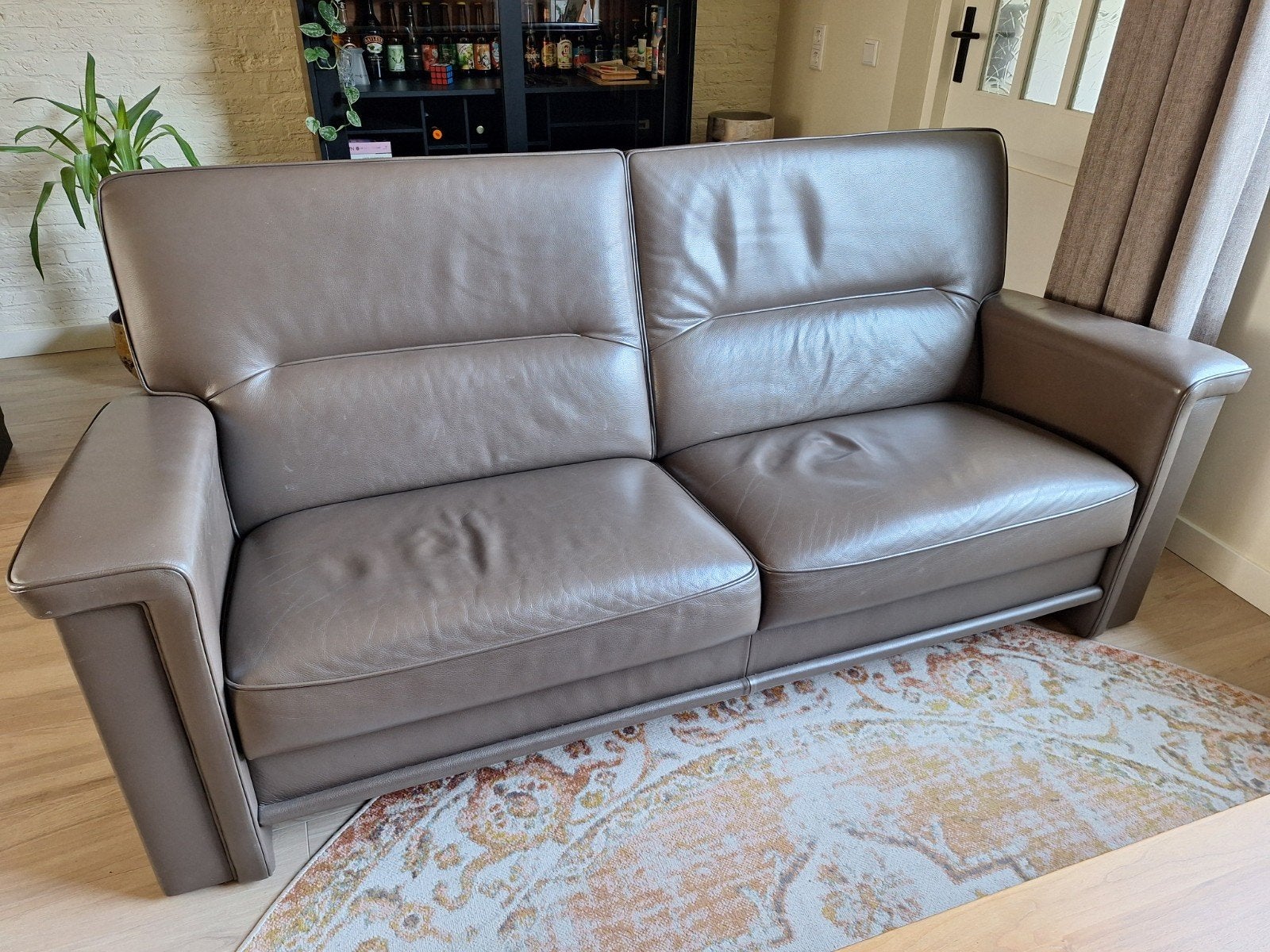 Bruine leren bank, Huis en Inrichting, Banken | Bankstellen, Gebruikt, Minder dan 75 cm, Driepersoons, Leer