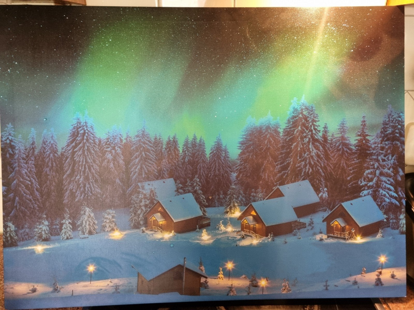 Schilderij met Noorderlicht en besneeuwde hutten, 50 – 75, Ophalen of Verzenden, Zo goed als nieuw, Schilderij