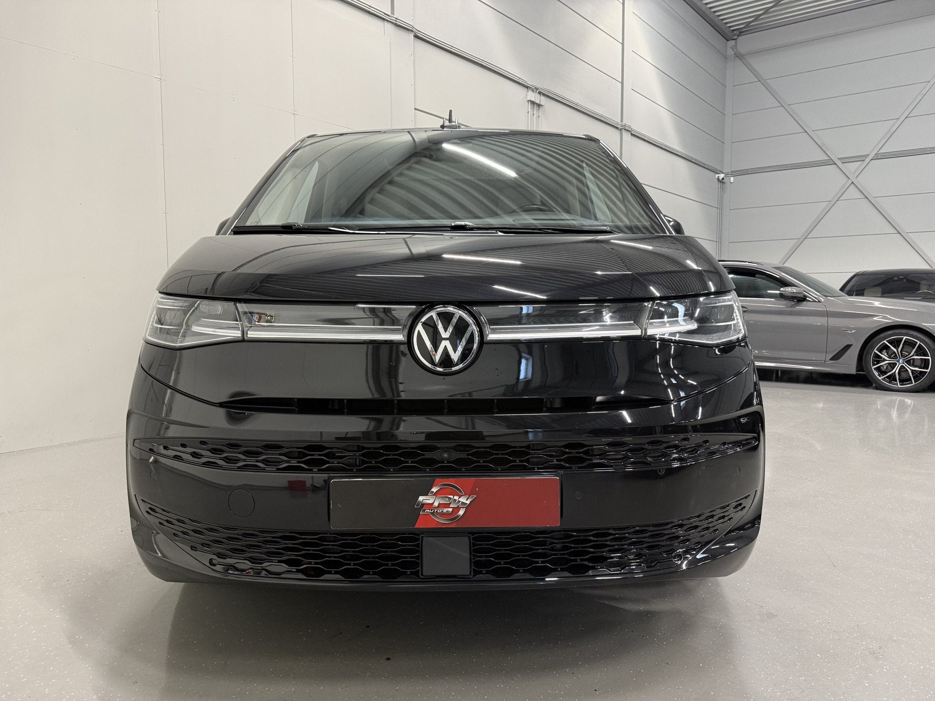 Volkswagen Multivan 1.4 eHybrid Energetic 7p. PANO/MASSAGE/H, Dealer onderhouden, Gebruikt, Zwart, Met garantie (alle)