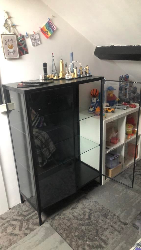 Ikea vitrine kast netjes en mooi, Ophalen, 50 tot 100 cm, Zo goed als nieuw, 150 tot 200 cm