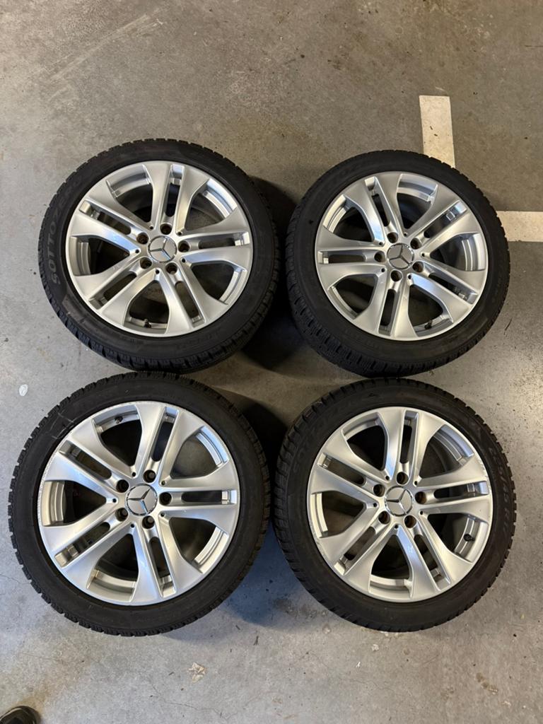 Originele set Mercedes r17 velgen met winterbanden 6mm 225/4, Ophalen of Verzenden, Zo goed als nieuw