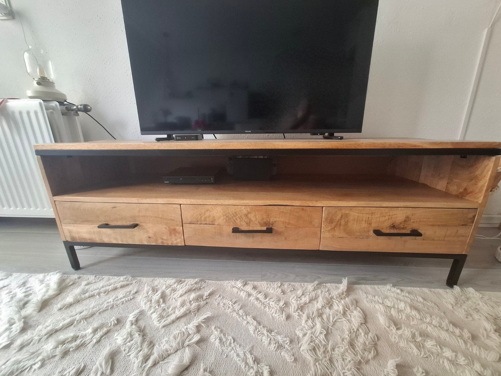 Robuust TV-meubel van mangohout met metalen frame, Gebruikt, 100 tot 150 cm, Industrieel, Modern, Minder dan 100 cm
