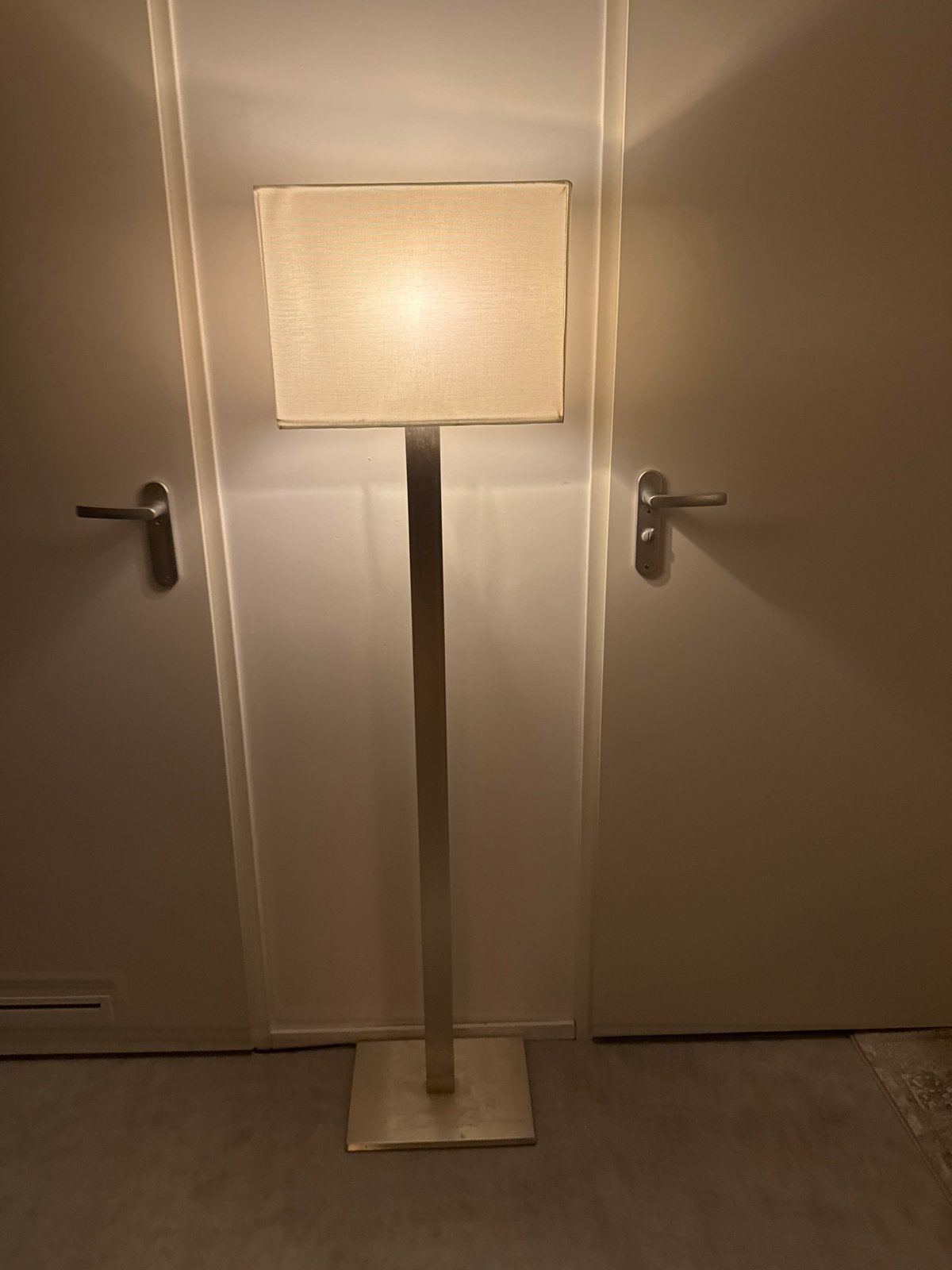 IKEA vloerlamp met chroom/RVS en warm licht, Ophalen, 100 tot 150 cm, E27 (groot), Zo goed als nieuw