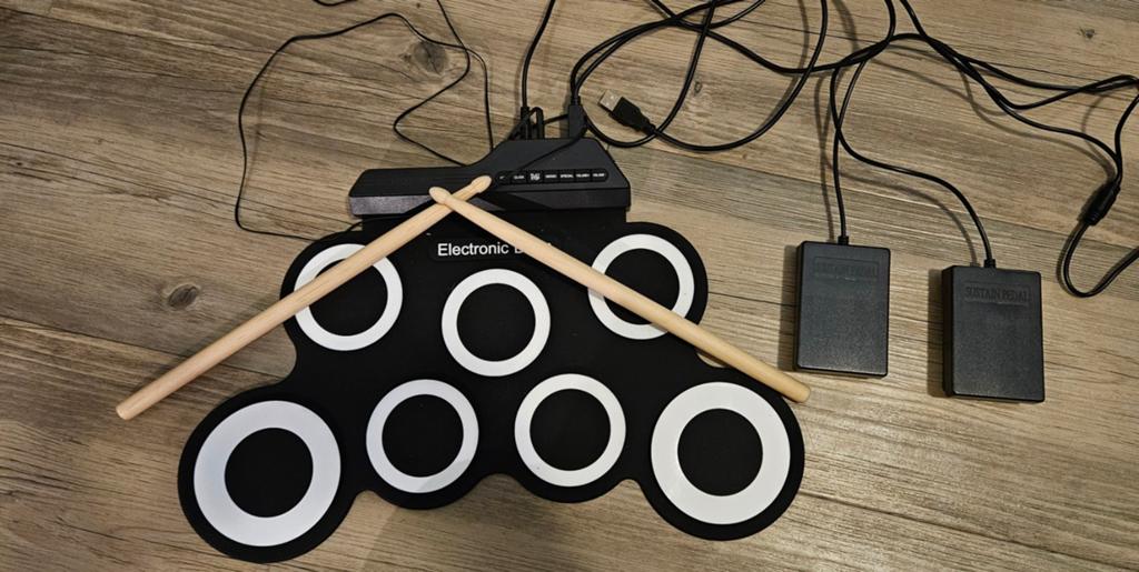 Elektrische drum mat (kind), met pedalen en stokjes, Muziek en Instrumenten, Drumstellen en Slagwerk, Ophalen, Zo goed als nieuw