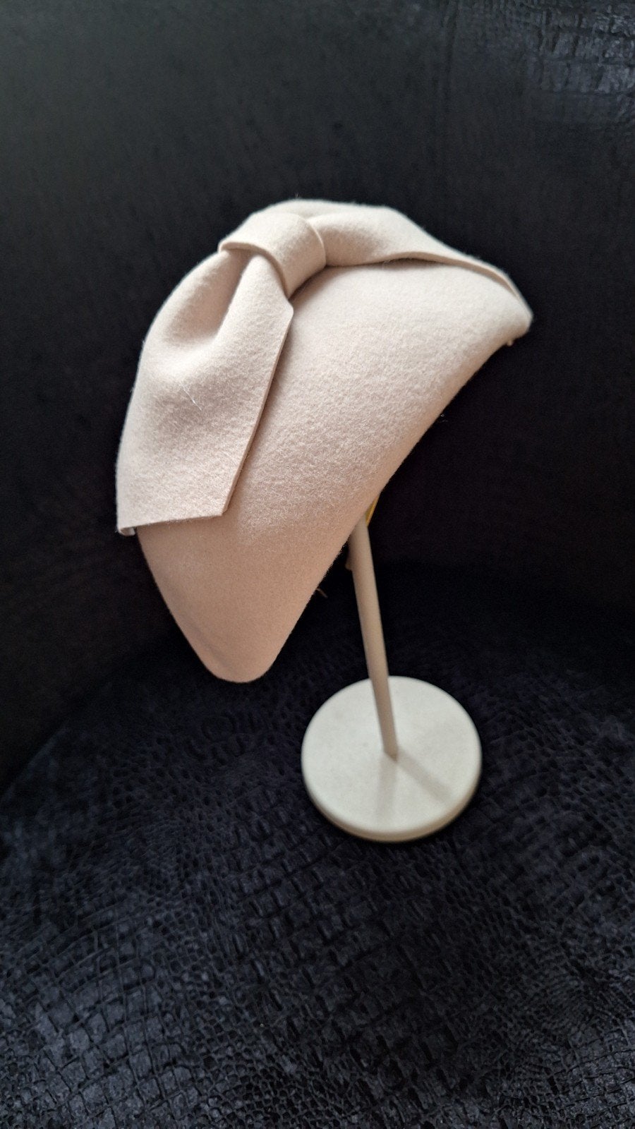 Elegante fascinator in kitt kleur met strik, Hoed, Nieuw, Onbekend, One size fits all