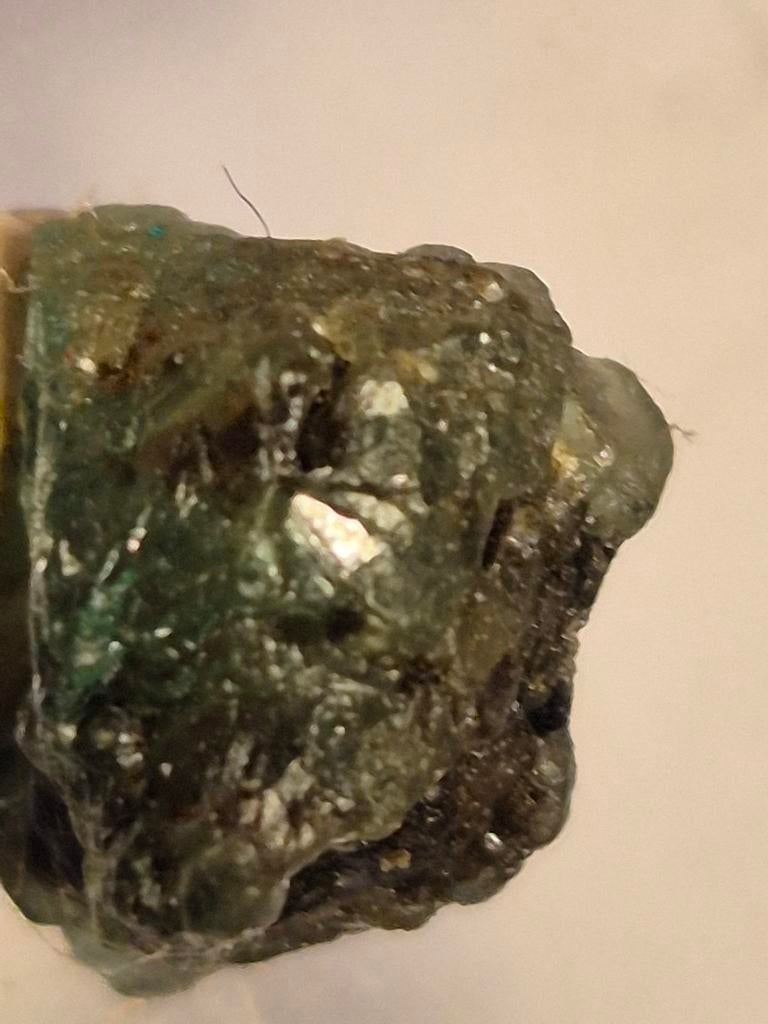 Stukje ruwe smaragd uit Brazilië, Verzamelen, Mineralen en Fossielen, Ophalen of Verzenden