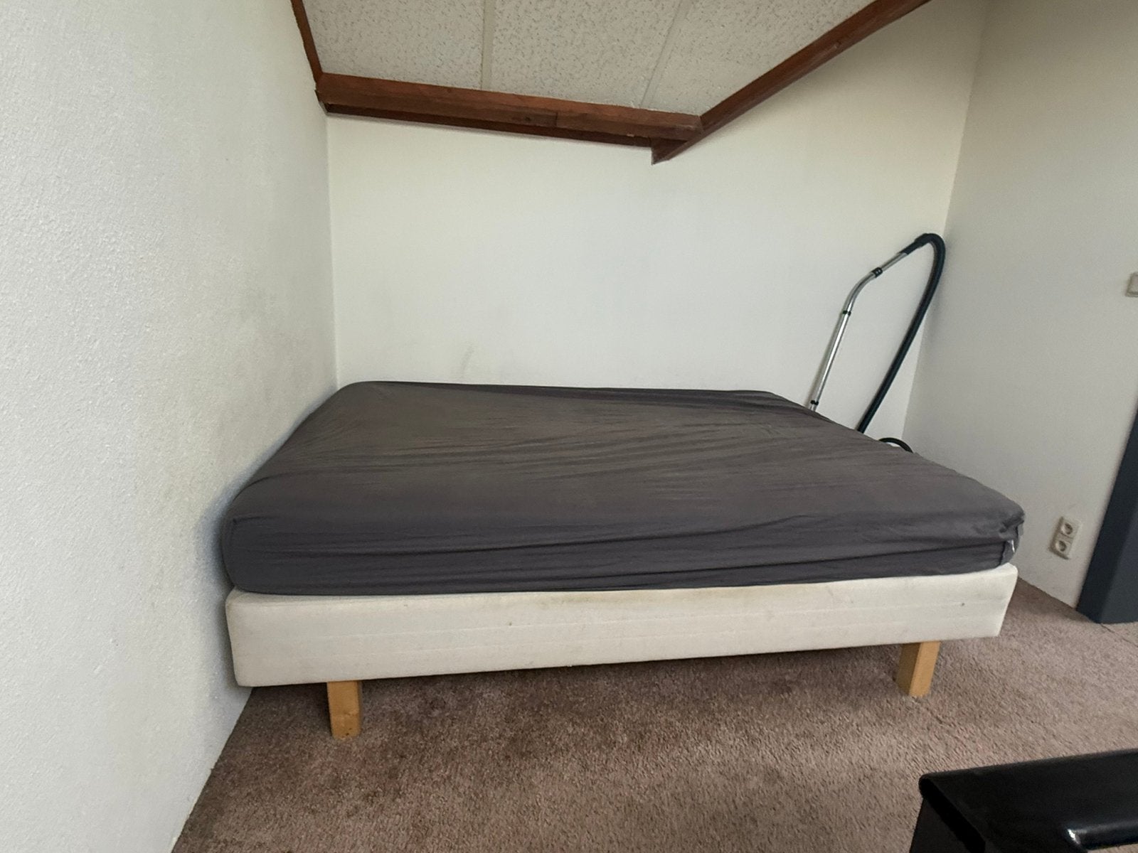 gratis Bokspring incl matras, Ophalen, Gebruikt, 140 cm, Twijfelaar
