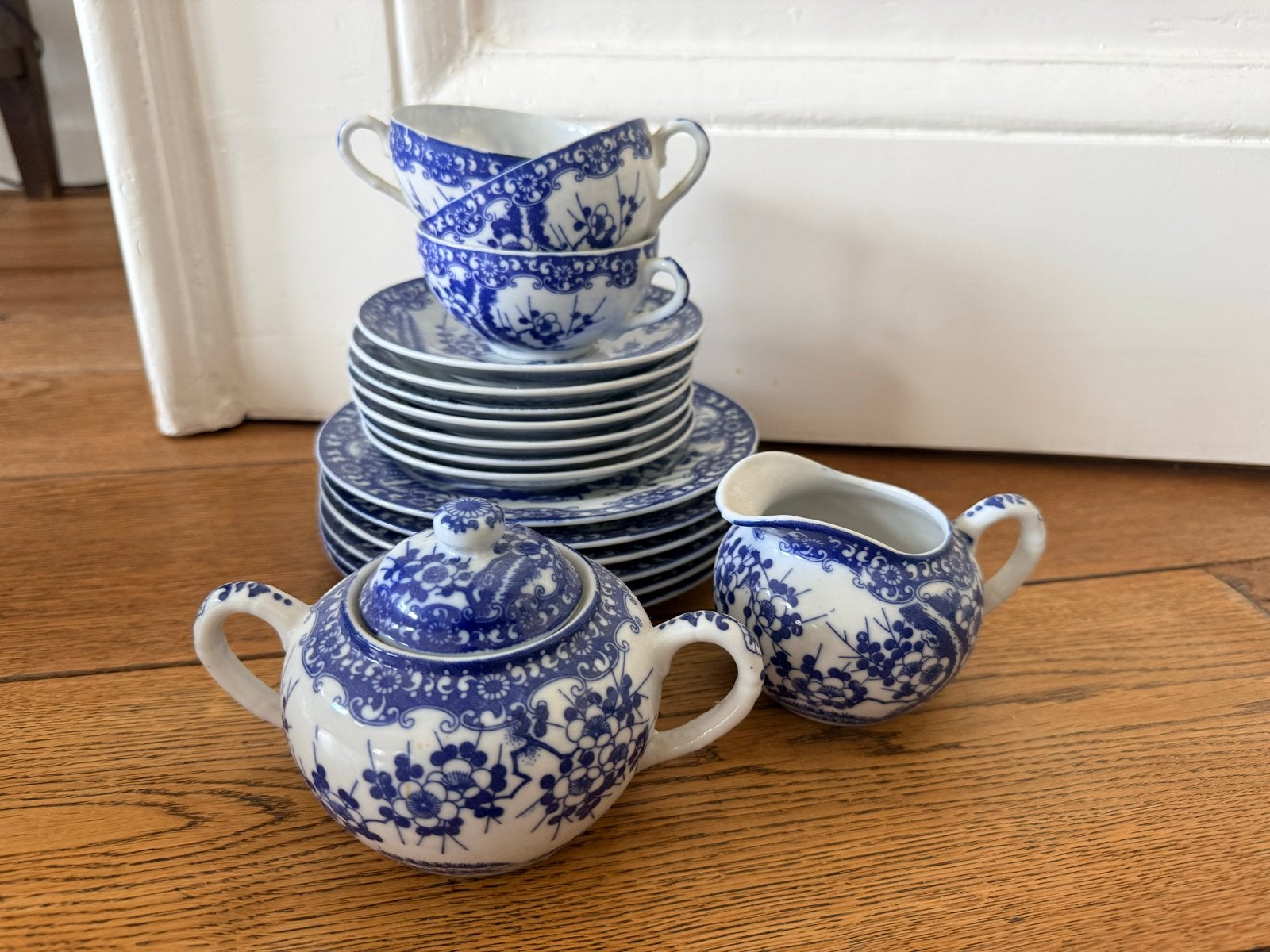 Servies: bordjes, kopjes, suikerpot en melkkannetje, Ophalen, Gebruikt, Compleet servies, Klassiek