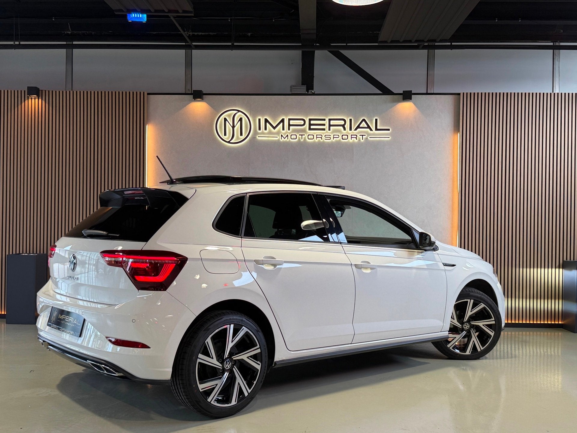 Volkswagen Polo 1.0 TSI R-Line Pano|Sfeer|IQ-light|Cam, Dealer onderhouden, Gebruikt, Zwart, Wit