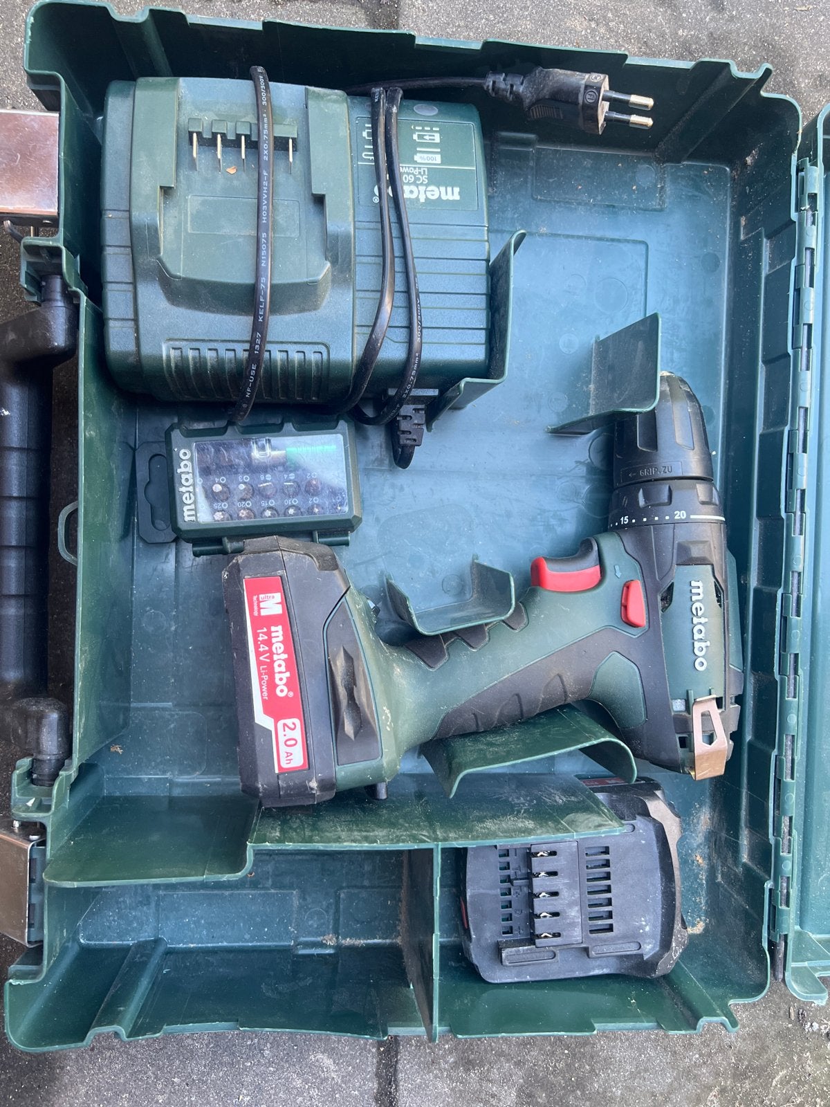 Metabo Boor- en Schroefmachine met Accu en Lader, Doe-het-zelf en Verbouw, Ophalen, Gebruikt, Variabele snelheid, Boor- en Schroefmachine