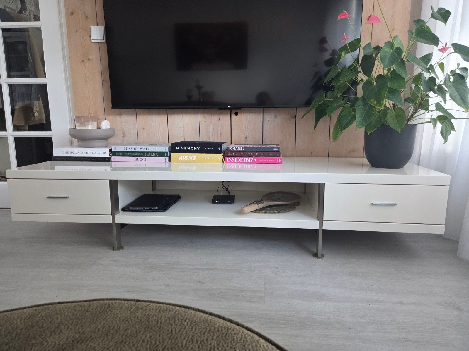 Hoogglans wit tv-meubel met RVS-details - 200x58x40 cm, Ophalen, Zo goed als nieuw, 200 cm of meer, Minder dan 100 cm