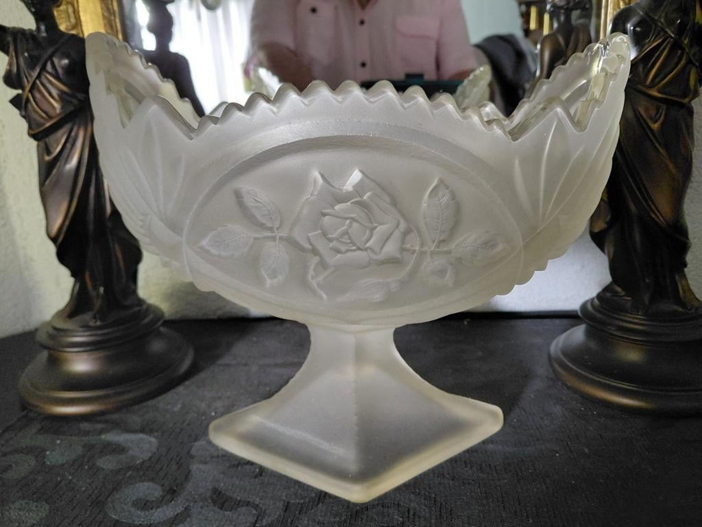 mooie puntgave schaal op voet mat geëtst glas bloemmotief, Antiek en Kunst, Ophalen of Verzenden