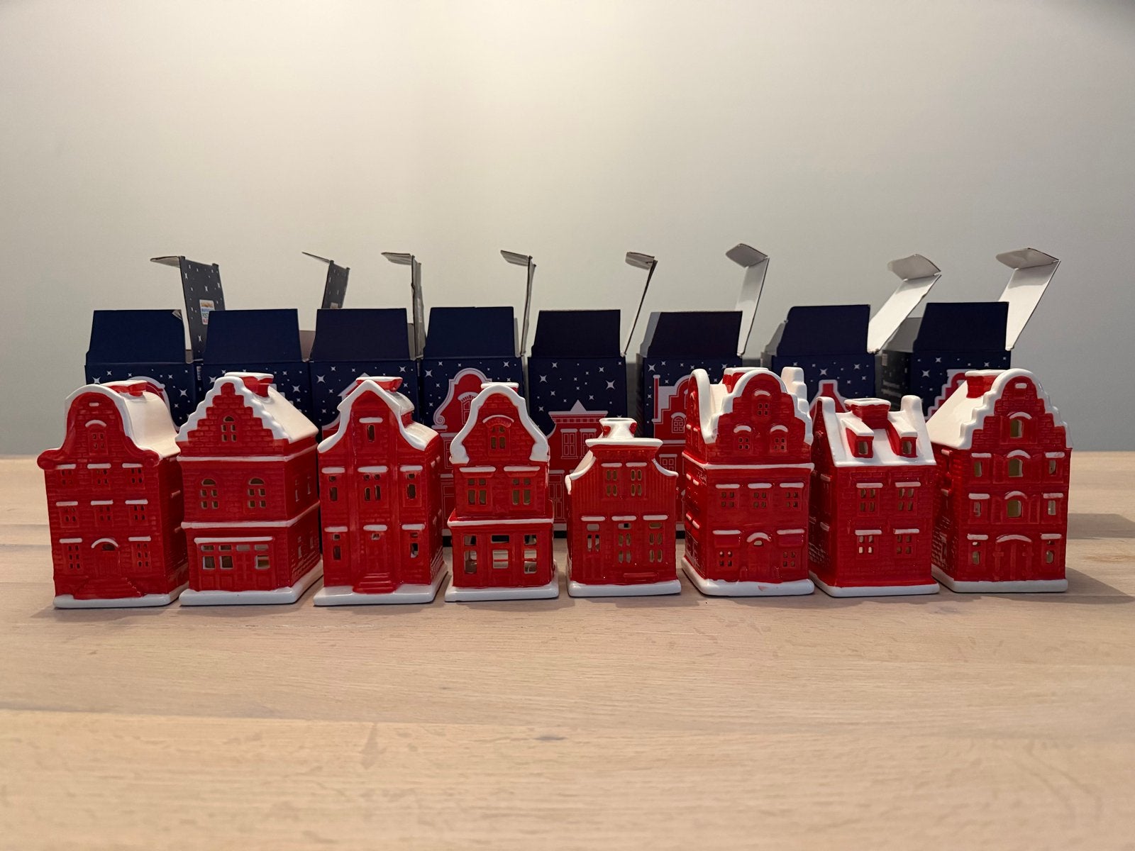 Set van 8 postcode loterij huisjes - Rood NIEUW, Ophalen of Verzenden, Nieuw, Rood, Steen/keramiek