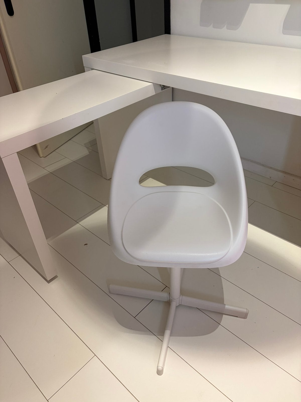 Bureaustoel kinderen ikea wit verstelbaar, Huis en Inrichting, Bureaus, Ophalen, In hoogte verstelbaar, Zo goed als nieuw