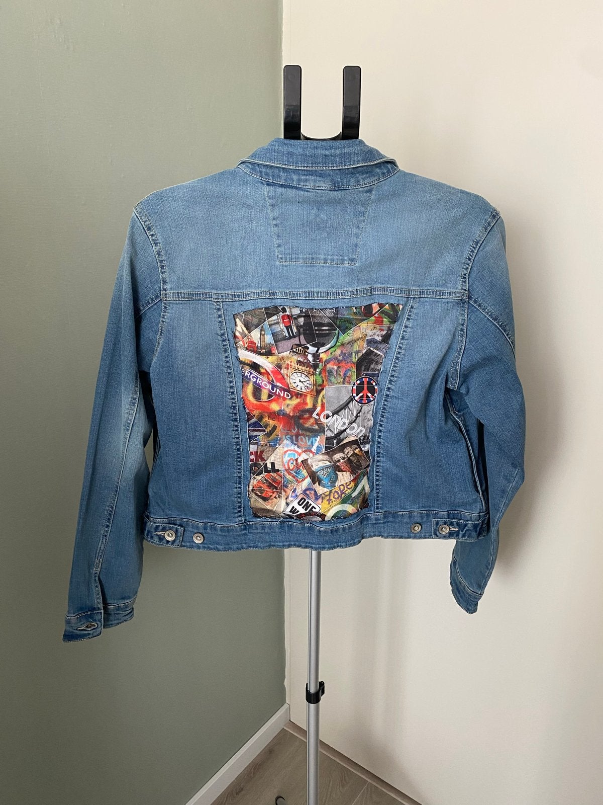 Unieke spijkerjas met Londen print beatles- Maat 40, Verzenden, Zo goed als nieuw, Maat 38/40 (M), Blauw