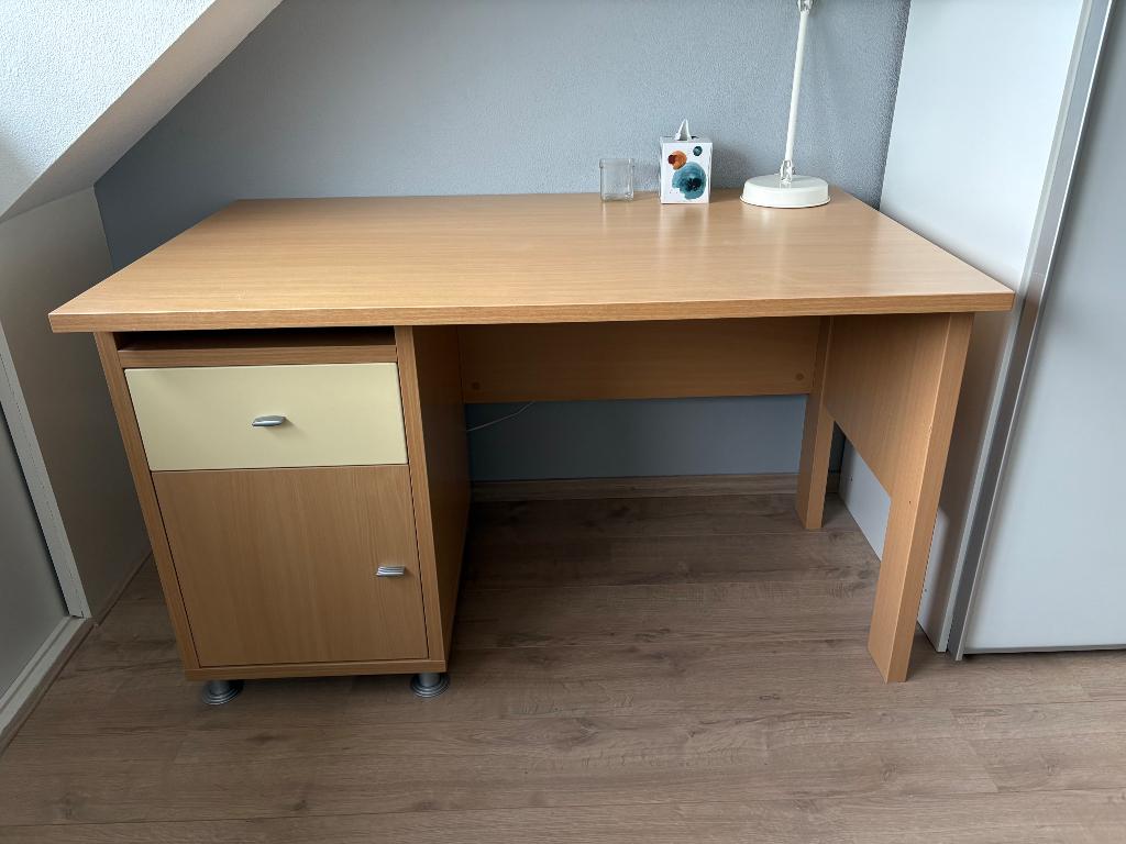 Bureau, Huis en Inrichting, Bureaus, Ophalen, 135 cm, Schoolbureau, Bruin