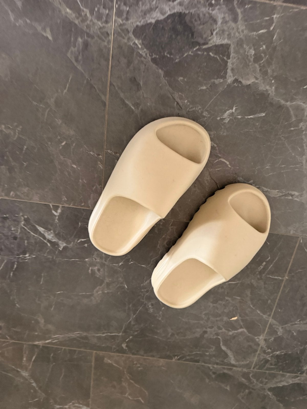 Yeezy Slides 36, Kleding | Dames, Slippers, Beige, Nieuw, Ophalen of Verzenden