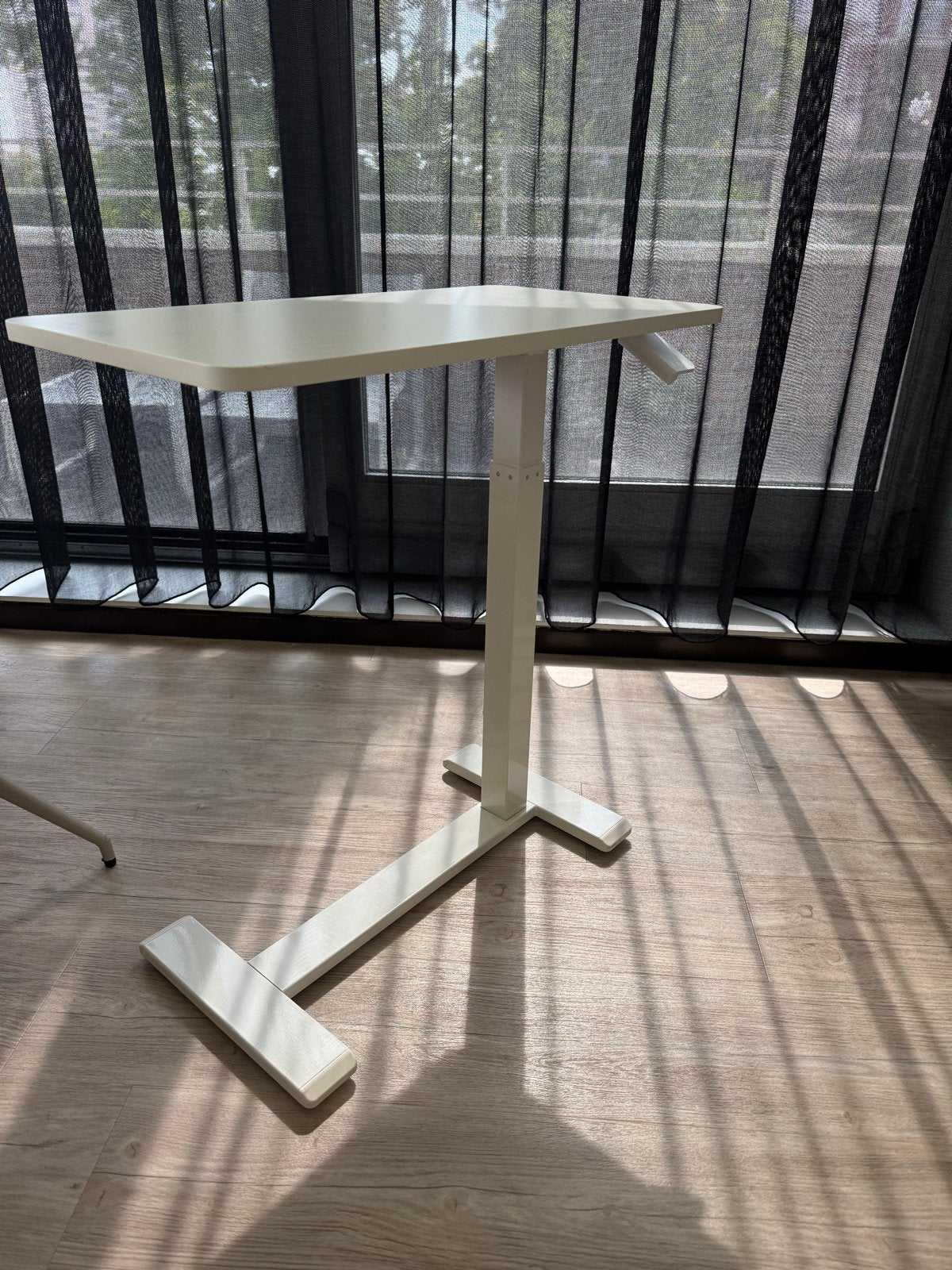 Verstelbaar bijzettafel / laptoptafel - Wit IKEA, Huis en Inrichting, Bureaus, Ophalen, Overige typen, Gebruikt, Spaanplaat of MDF