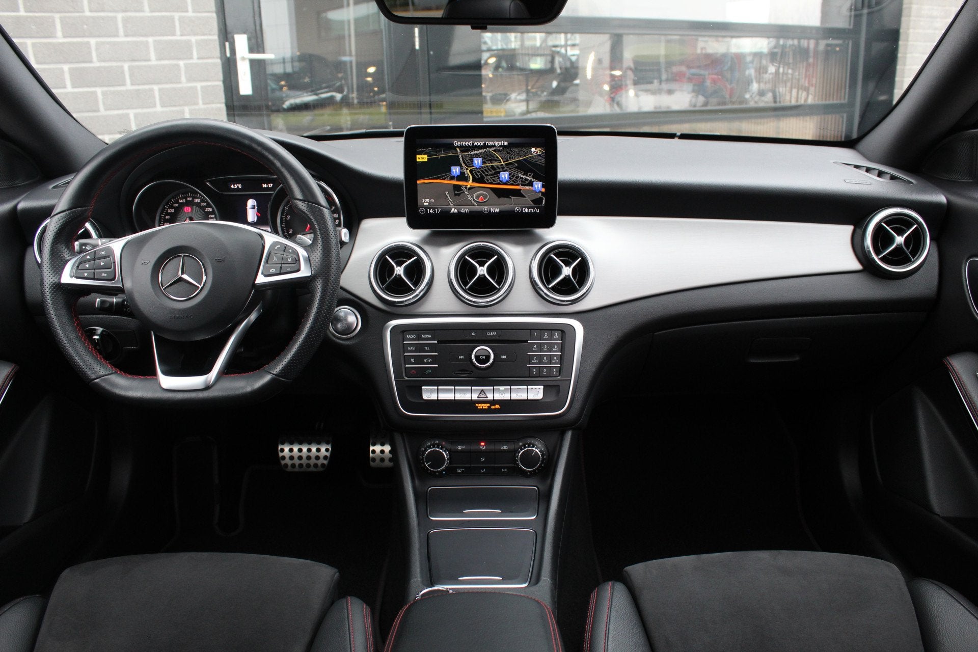 Mercedes-Benz CLA-Klasse Shooting Brake 180 / AMG / Panorama, Auto's, 730 kg, Gebruikt, 4 cilinders, Met garantie (alle)