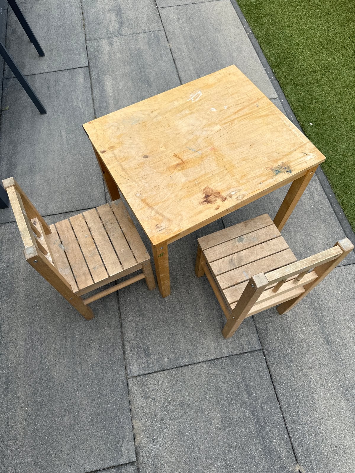 Gratis af te halen: Kinder knutseltafel met 2 stoeltjes, Kinderen en Baby's, Kinderkamer | Tafels en Stoelen, Ophalen, Gebruikt