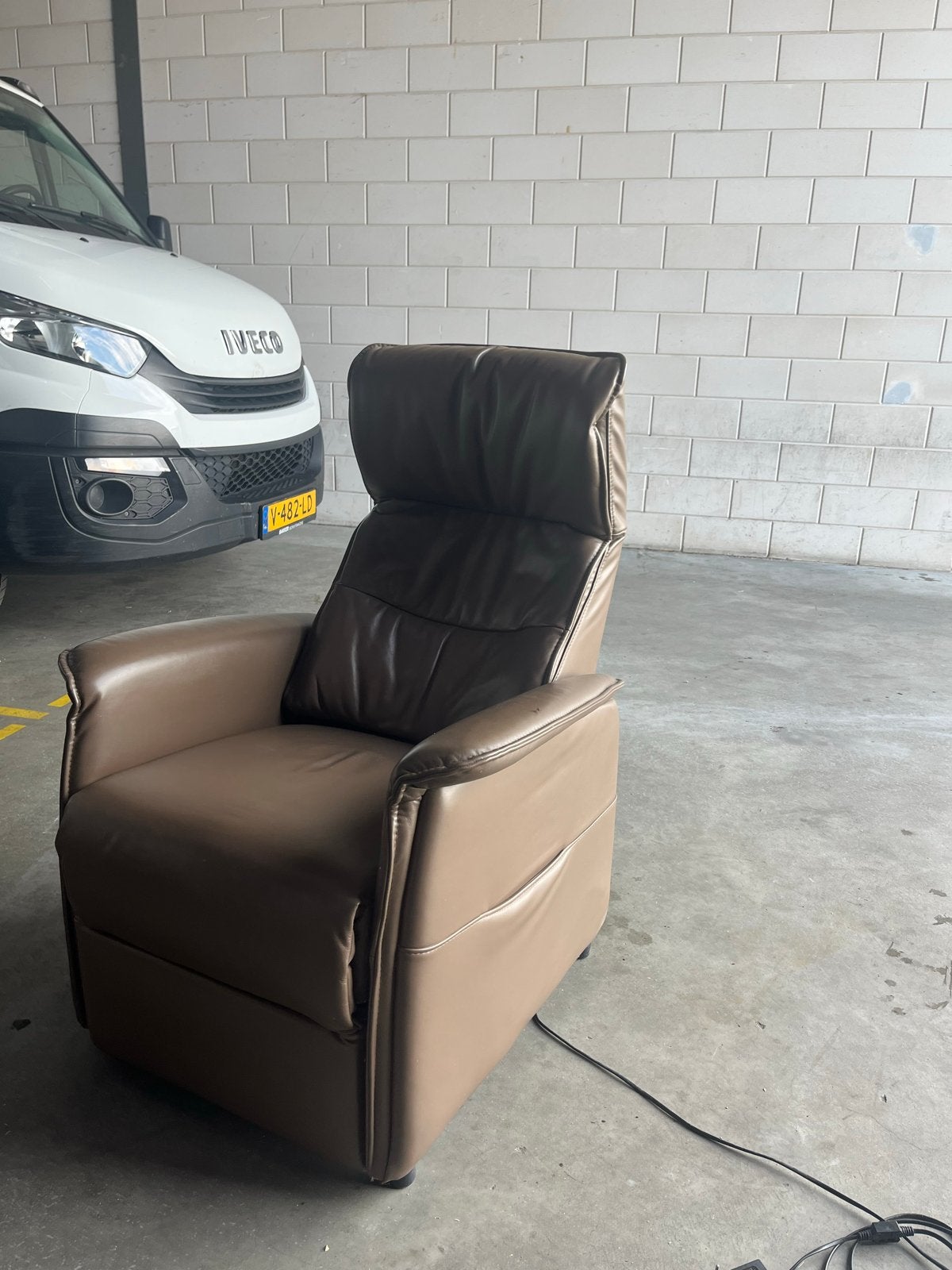 Comfortabele relaxfauteuil met elektrische bediening, Ophalen, Gebruikt, Leer, 75 tot 100 cm