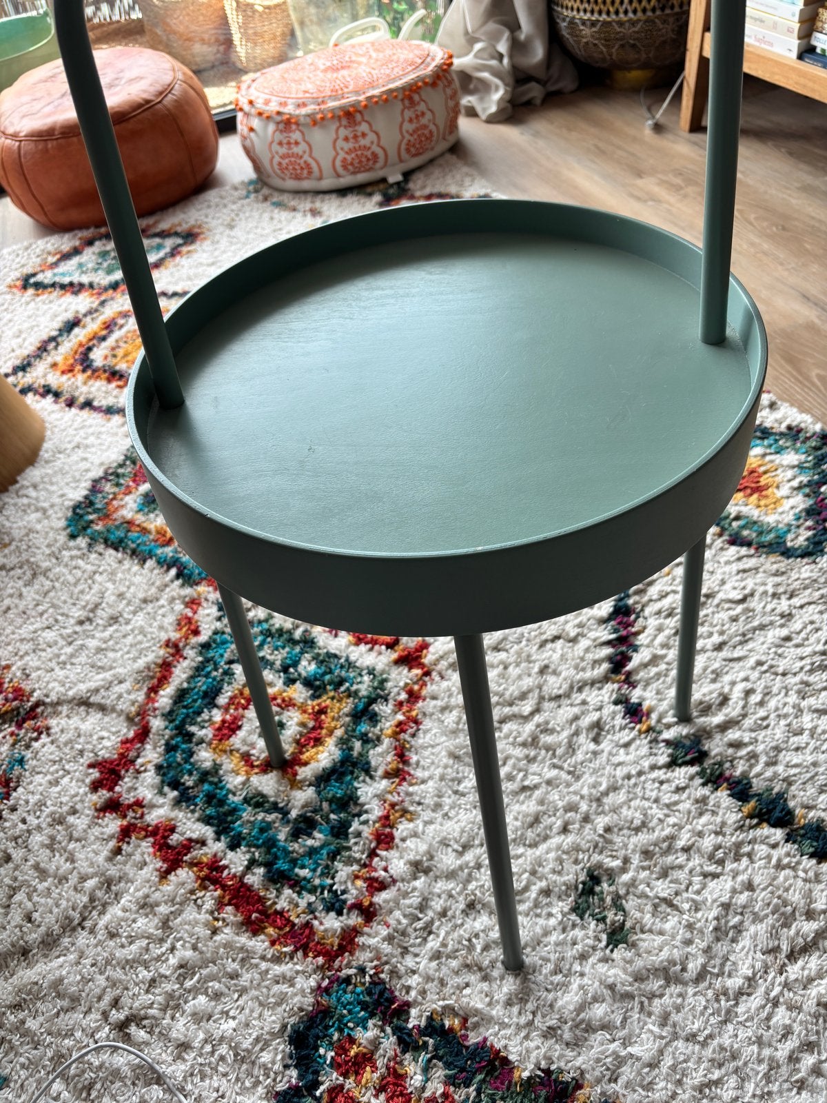 Groene bijzettafel met handvat, Huis en Inrichting, Tafels | Bijzettafels, Minder dan 55 cm, Metaal of Aluminium, Rond, Zo goed als nieuw