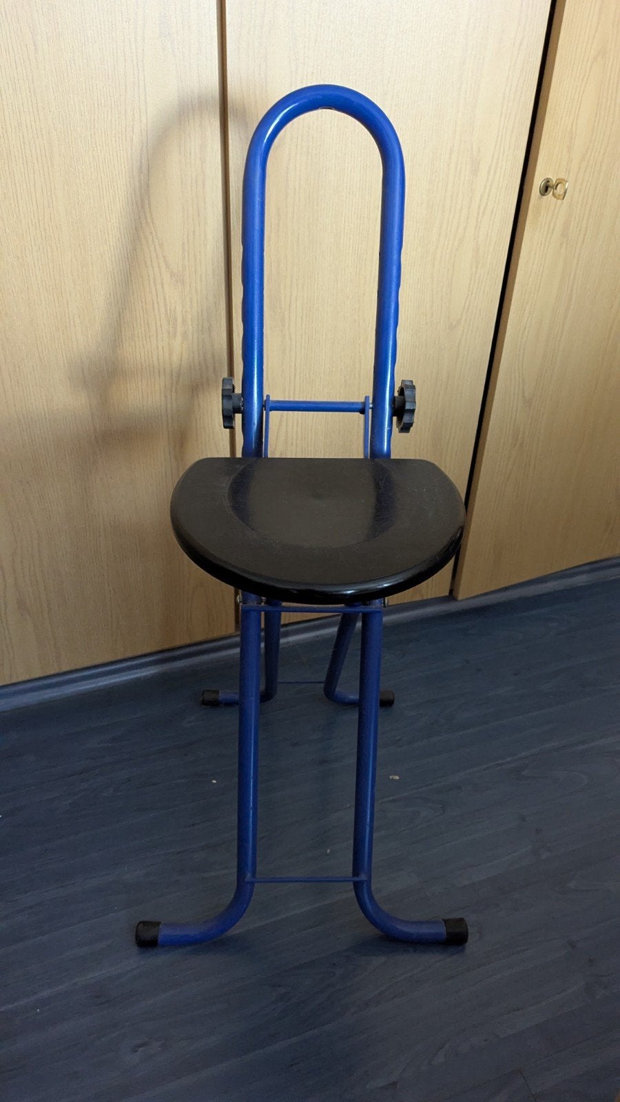 Blauwe kruk met rugleuning, inklapbaar en in hoogte verstelb, Blauw, Modern, Functioneel, Ophalen of Verzenden, Eén