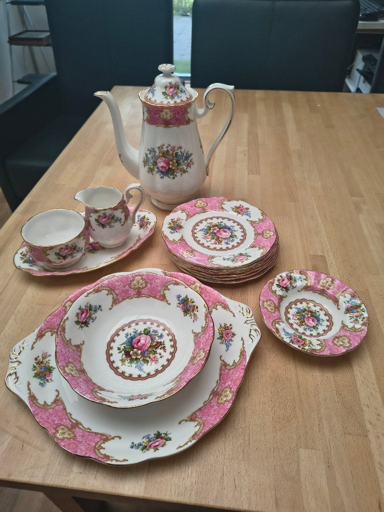 Royal Albert, Ophalen
