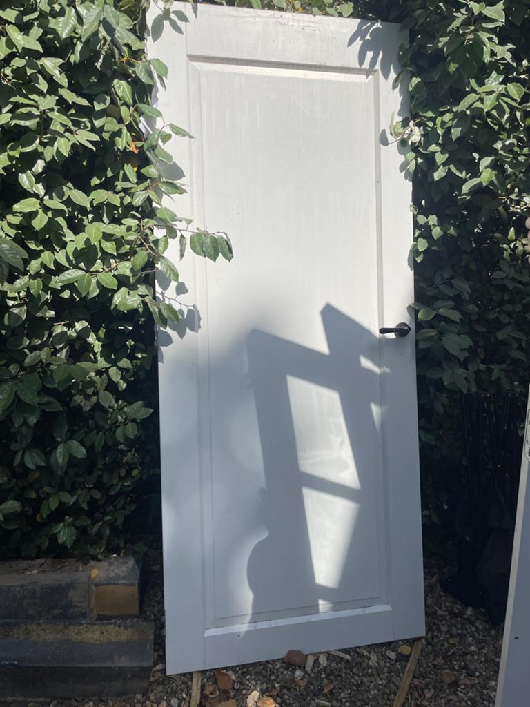 Massief houten deur 88x210 cm met klink, likje verf nodig, Doe-het-zelf en Verbouw, Deuren en Horren, Gebruikt, 80 tot 100 cm