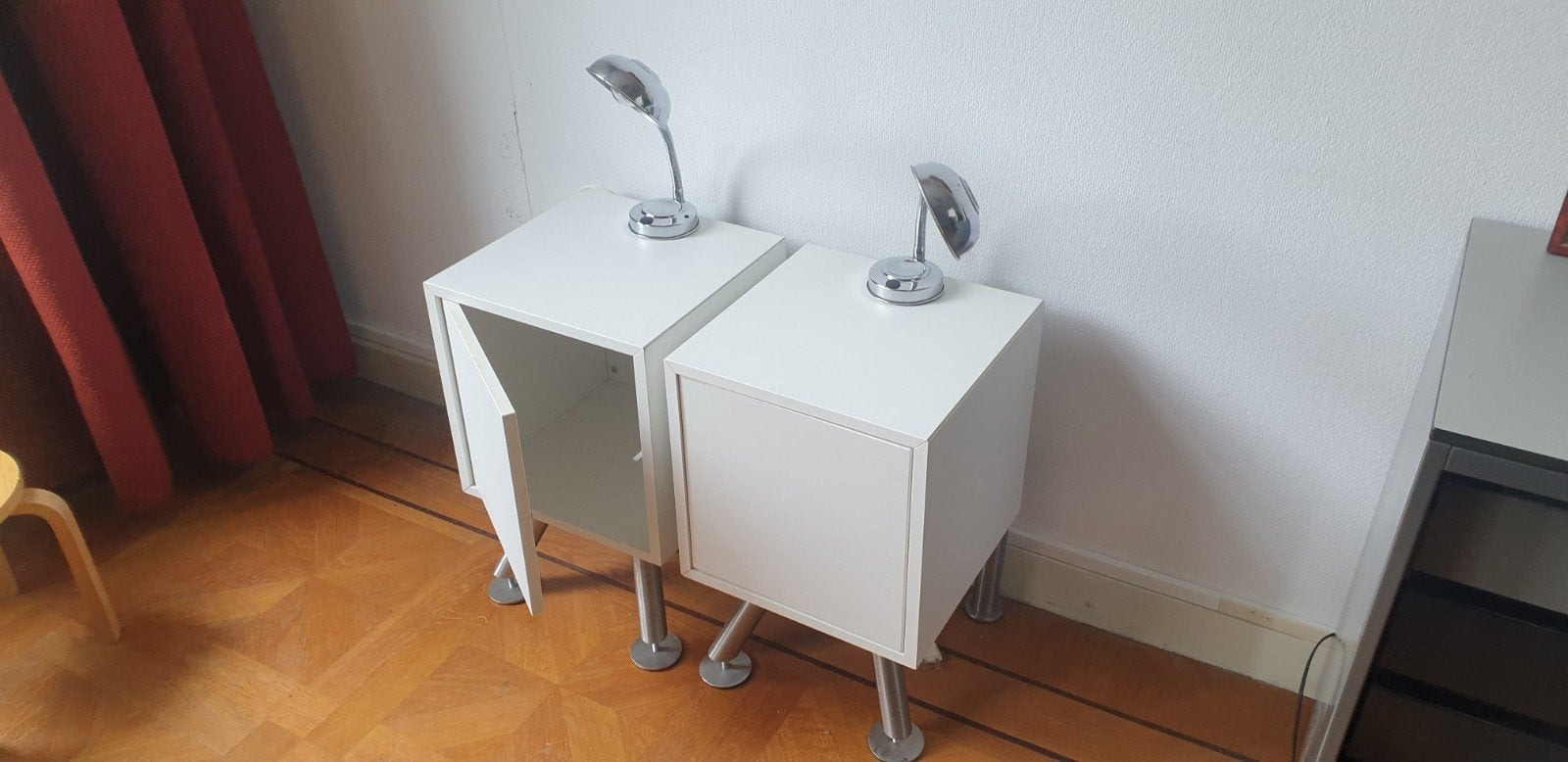 Twee grappige nachtkastjes met metalen poten en bedlampje, Ophalen of Verzenden, Zo goed als nieuw, Minder dan 45 cm, 55 tot 70 cm