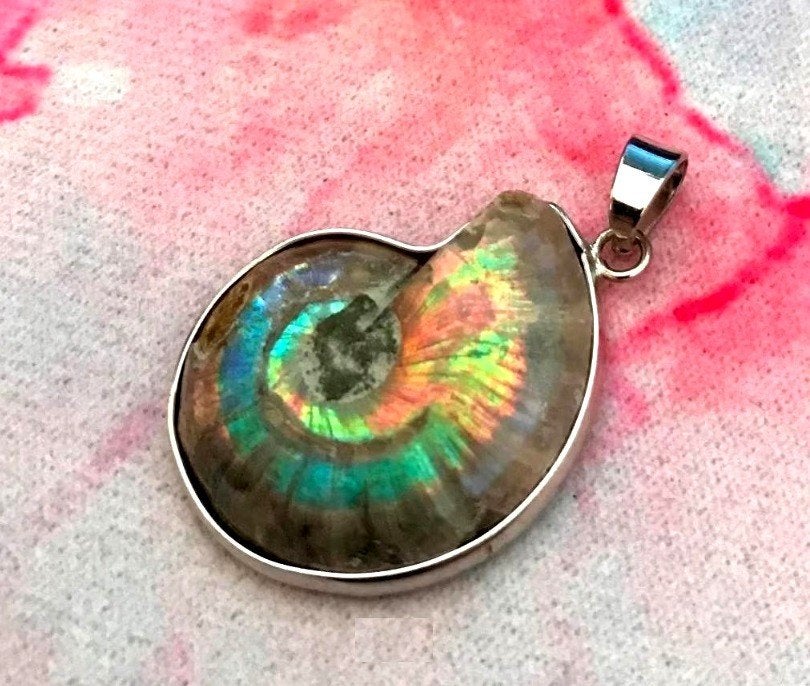 Prachtige grote iriserende Ammoniet Amulet ketting hanger, Verzenden, Zo goed als nieuw, Steen of Mineraal, Met edelsteen