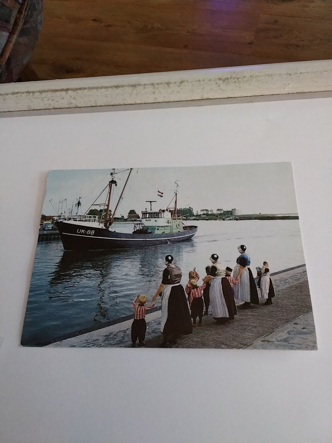 Ansichtkaart Urk: Vissersboot UK-88 met klederdracht, Ophalen of Verzenden