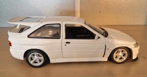 ​Ford Escort RS Cosworth – Wit – 1:18 – UT Models (Zonder Do, Verzenden, Zo goed als nieuw, Auto, Overige merken