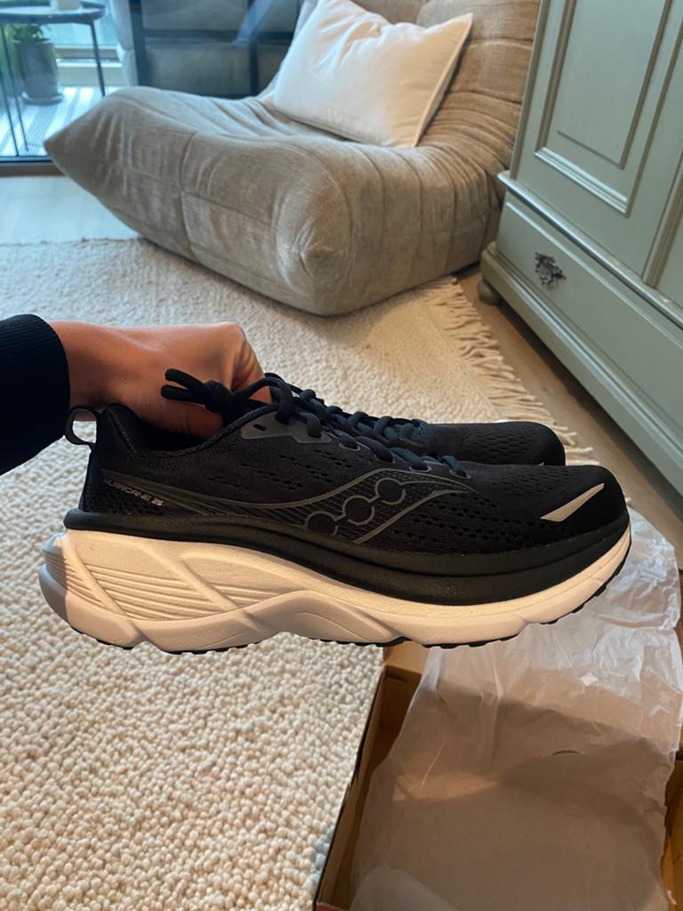 NEW - Saucony Hurricane 25 zwarte hardloopschoenen, Ophalen of Verzenden, Nieuw, Hardloopschoenen, Saucony