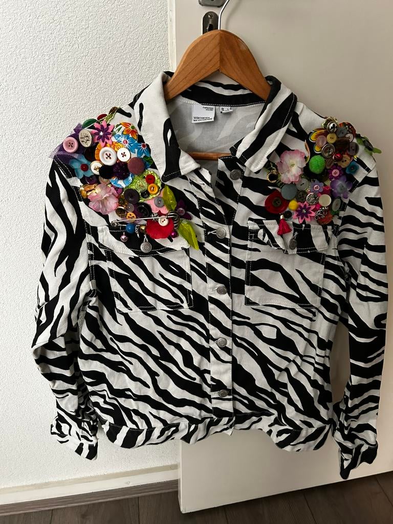 Versierd spijkerjasje, Kleding | Dames, Carnaval, Maat 42/44 (L), Nieuw, Ophalen of Verzenden