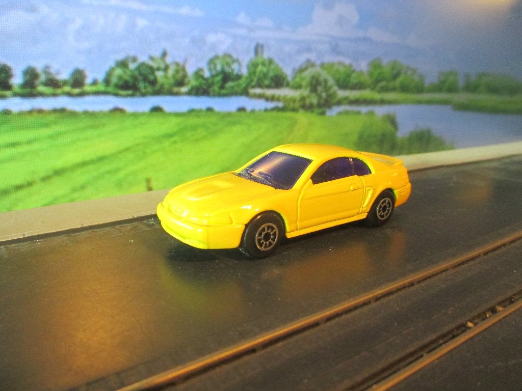 1:64 1999 Ford Mustang - Maisto geel met blauwe !! ruiten, Ophalen of Verzenden, Zo goed als nieuw, Auto