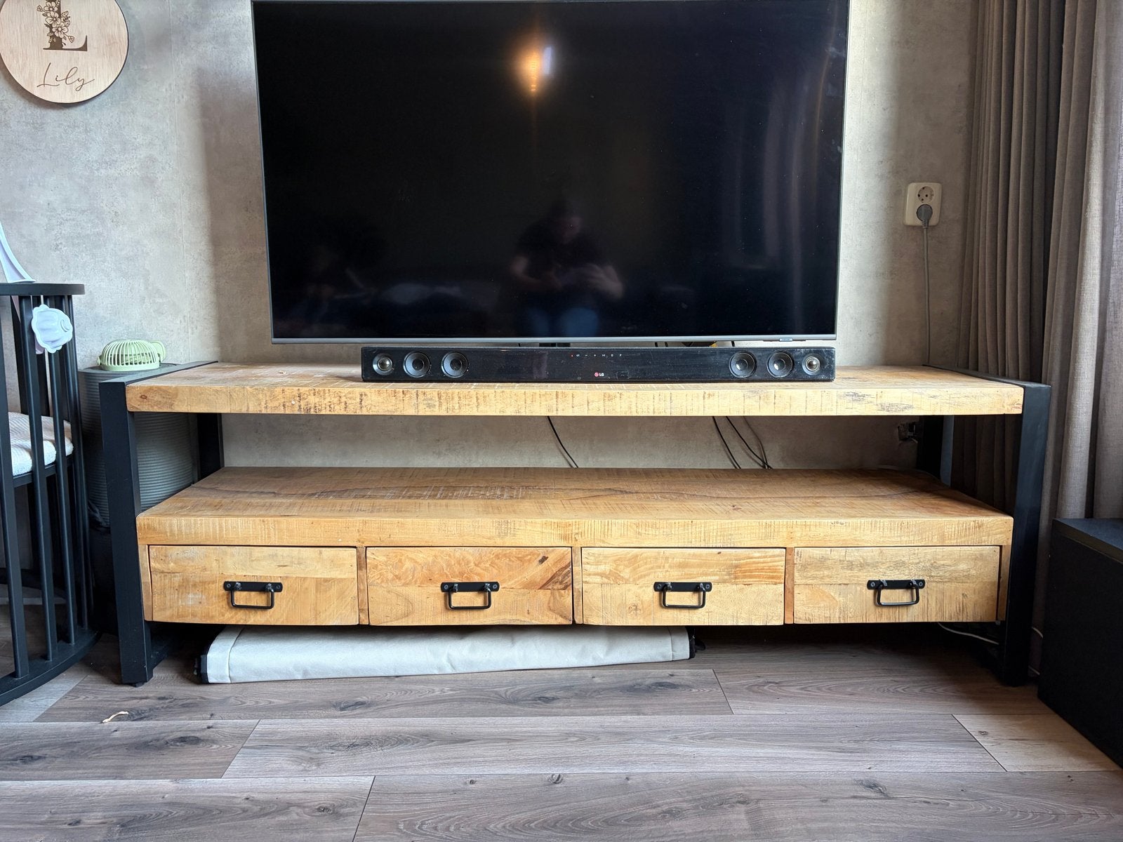 Robuust TV-meubel van mangohout en metaal, 180x45x60 cm
