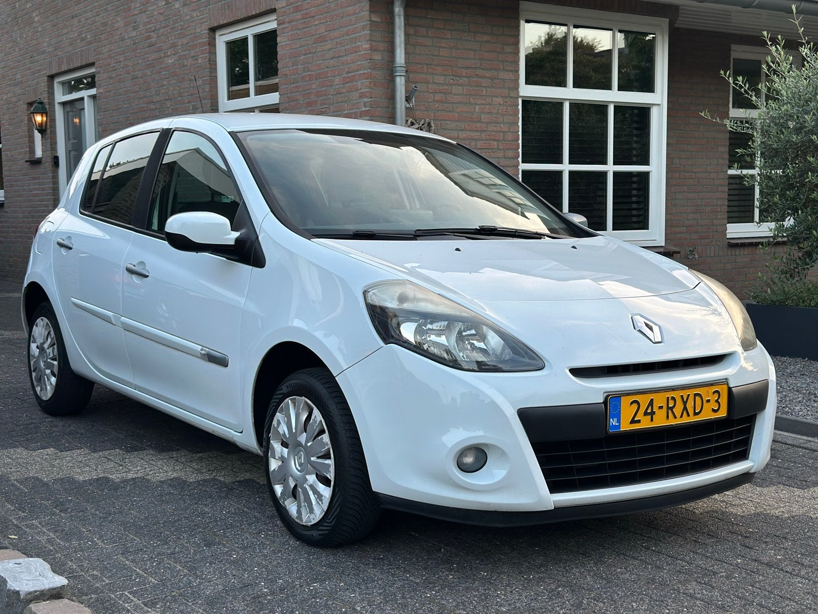 Renault Clio 1.2 16V 5-DRS 2011 Wit AIRCO APK 08-2027 NAP, Auto's, Voorwielaandrijving, 74 pk, 4 cilinders, Origineel Nederlands