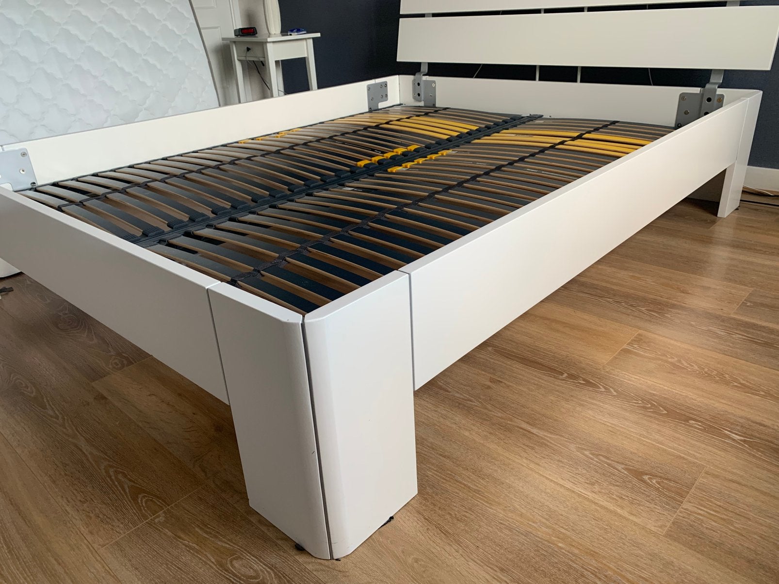 Te koop heel mooi bed omvang met lattenbodem. (Van Beterbed), Ophalen, Wit, Tweepersoons, Zo goed als nieuw