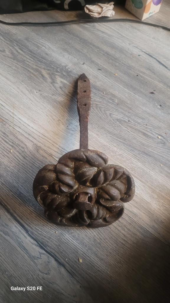 Antieke gietijzeren rozet met pin - Decoratief, Ophalen of Verzenden