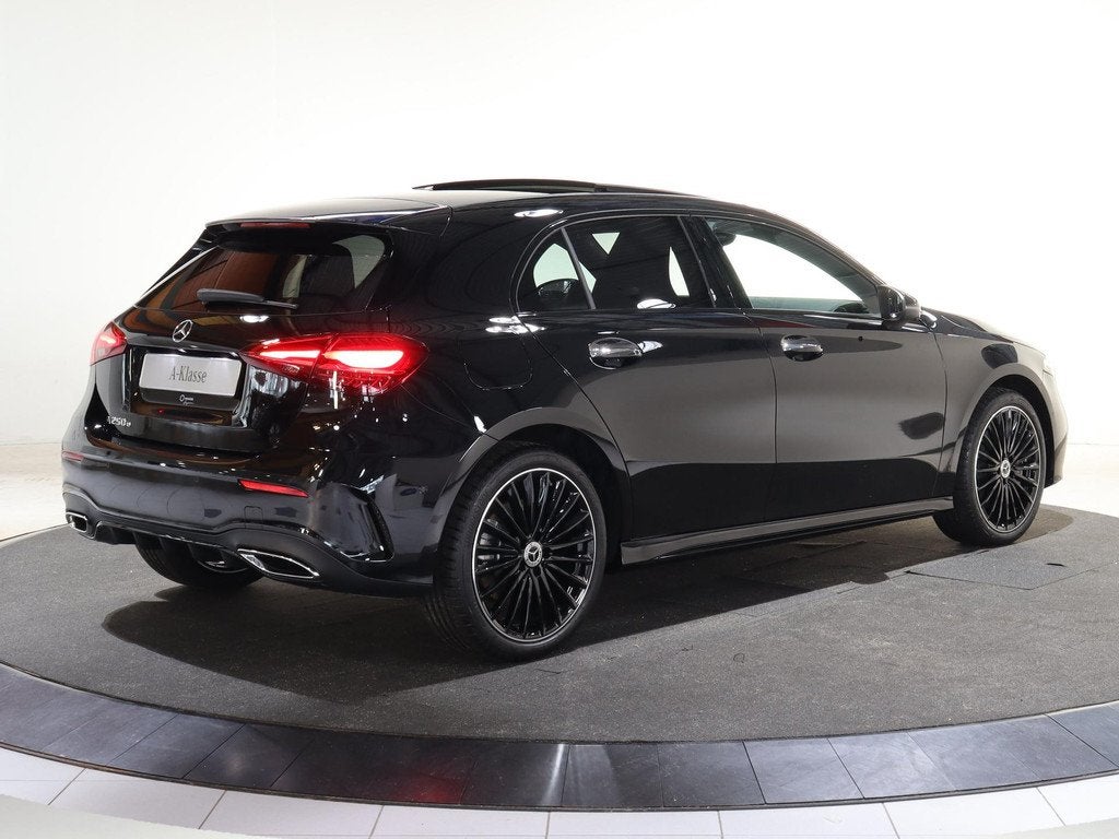 Mercedes-Benz A-klasse 250 e Business Solution AMG | Panoram, Auto's, Mercedes-Benz, 4 cilinders, Plug-in hybride, Bedrijf, Hybride Elektrisch/Benzine
